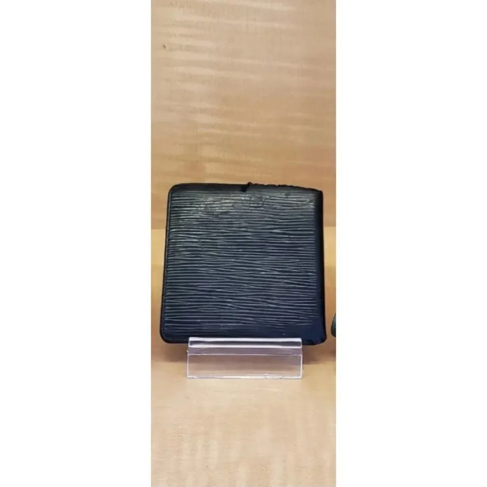 Authentic Louis Vuitton epi folding wallet. CA0095